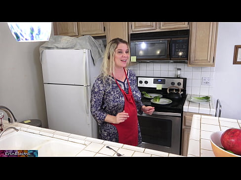 ❤️ A madrasta a ordenhá-lo na cozinha antes do seu encontro ❤❌ Porno real em nós ❤
