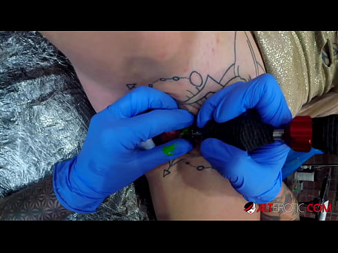 ❤️ Extremamente tatuada, a brasa Sully Savage fez uma tatuagem no seu clítoris ❤❌ Porno real em nós ❤